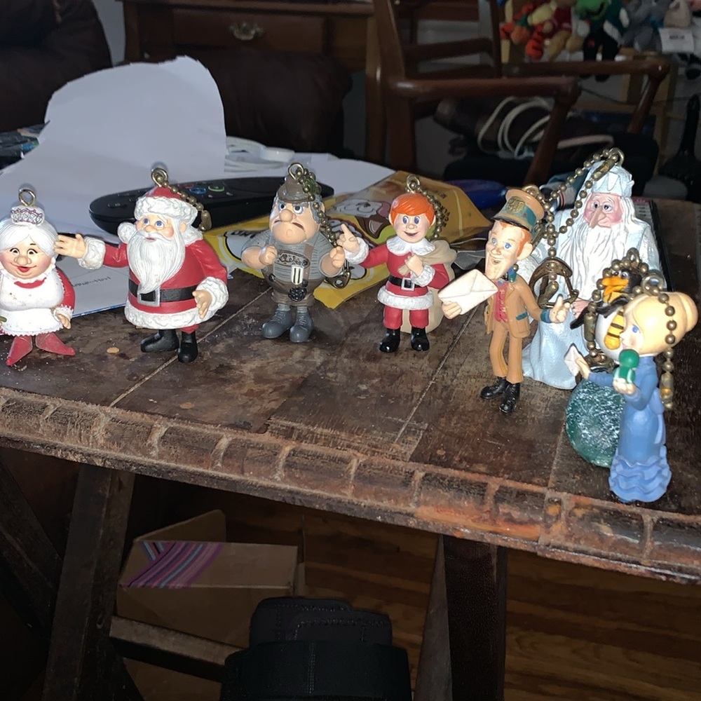 2004 Playing Mantis Santa Claus is Comin' To Town figures minus the 2 in  🔴